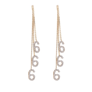 Élégantes boucles d'oreilles pendantes dorées avec breloques 666 en strass sur fond blanc