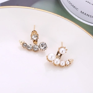 Boucles d'oreilles asymétriques dorées avec perles blanches et strass en croissant