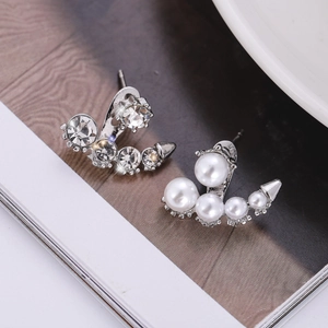 Boucles d'oreilles asymétriques argentées avec perles blanches et strass brillants