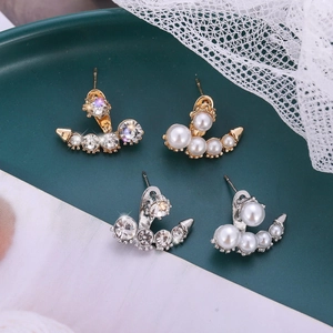 Boucles d'oreilles asymétriques incurvées avec strass et perles en or et argent