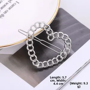 Pince à cheveux cœur argentée avec structure de chaîne et détails de taille 5,7cm