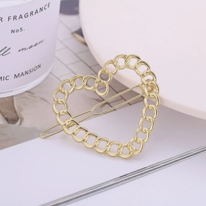 Barrette dorée minimaliste en forme de cœur évidé avec design chaîne en métal