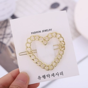 Barrette à cheveux chic en métal doré en forme de cœur sur carte de présentation