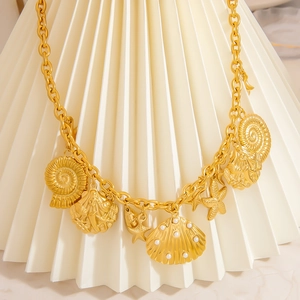 Vintage 18K Gold Gliederkette mit Meeresanhängern und weißen Perlen für Damen