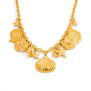 Detail der 18K Gold-Halskette mit Seestern, Muschel-Anhängern und kleinen Perlen