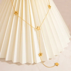 Elegante 18K vergoldete Edelstahlkette mit mehreren Sternen und Y-förmiger Quaste