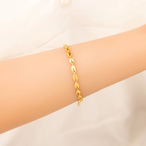 Dettaglio del bracciale a catena a chicco di caffè dorato con finitura lucida in oro 18K