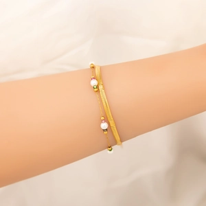 Dettaglio del bracciale a due strati placcato oro 18K con catena a stella e perle