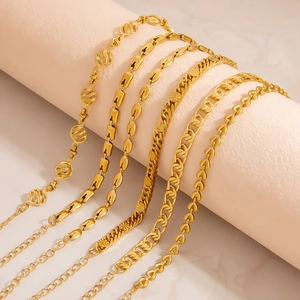 Primo piano di 6 catene miste in acciaio inossidabile placcato oro 18K con cuori e grani