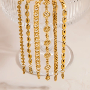 Elegante set di gioielli in acciaio inossidabile dorato con motivi a cuore e chicco di caffè