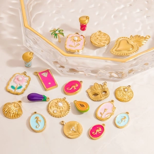 Vue détaillée de breloques émaillées en or 18K motifs fruits et fleurs pour bijoux DIY