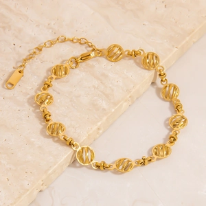 Dettaglio del bracciale a maglie chicco di caffè placcato oro 18K con chiusura a moschettone