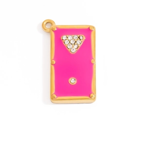 Détail macro du pendentif de billard en acier doré 18 carats avec émail rose brillant