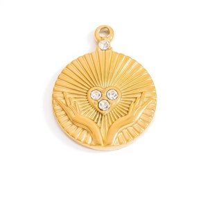 Détail du pendentif plaqué or 18 carats avec mains tenant un cœur serti de cristaux