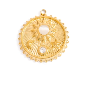 Détail du pendentif en or 18 carats avec lune, étoiles et incrustation solaire