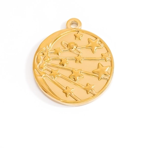Vue détaillée du pendentif rond en acier doré 18 carats avec motifs lune et étoiles