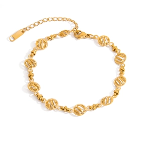 Dettaglio di un bracciale dorato a maglia chicco di caffè con chiusura a moschettone