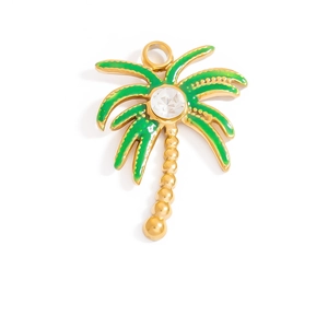 Détail macro d'un pendentif palmier en or 18K avec émail vert et zircon blanc brillant