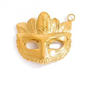 Vue détaillée du pendentif masque de mascarade doré avec textures de plumes précises