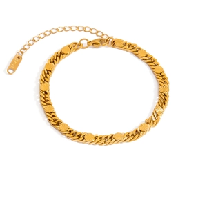 Dettaglio della catena a chicchi di caffè in acciaio placcato oro 18K con chiusura a moschettone
