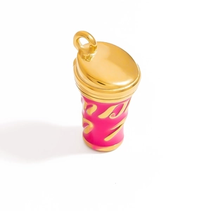 Détail macro du pendentif tasse en émail rose plaqué or 18 carats avec lettrage