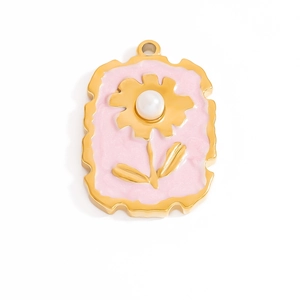 Détail du pendentif rectangulaire doré 18K avec émail rose et fleur en perle nacrée