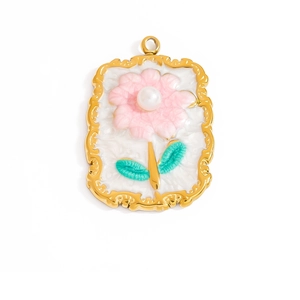 Vue détaillée du pendentif fleur en or 18K avec pétales roses et perle centrale
