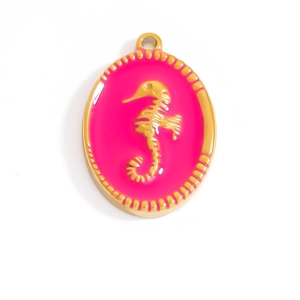 Vue détaillée du pendentif hippocampe en or 18 carats avec émail rose rouge