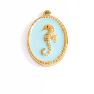 Vue détaillée d'un pendentif hippocampe plaqué or 18 carats avec émail bleu clair