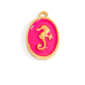 Pendentif ovale doré avec émail rose vif et motif en relief d'un hippocampe détaillé
