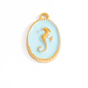 Détail du pendentif ovale en or avec hippocampe, émail bleu clair et bord perlé