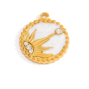 Détail du pendentif en or 18K avec motif soleil, émail blanc et petits cristaux