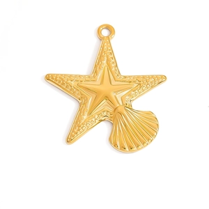 Vista detallada del colgante dorado de estrella de mar y concha con texturas metálicas