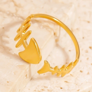 Détail macro de la bague en os de poisson plaquée or 18 carats avec design ajustable