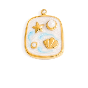 Detalle de colgante de concha con perlas y estrella de mar en acero inoxidable dorado