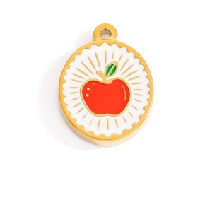 Vista detallada de un colgante de manzana dorada con incrustación para joyería DIY