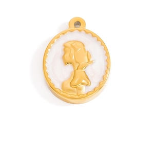 Primer plano del colgante camafeo dorado con esmalte blanco y relieve de silueta femenina