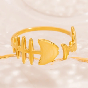 Bague ouverte en acier inoxydable plaqué or 18 carats avec design squelette de poisson