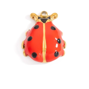 Detalle de colgante de mariquita en esmalte rojo y dorado para creación de joyas DIY
