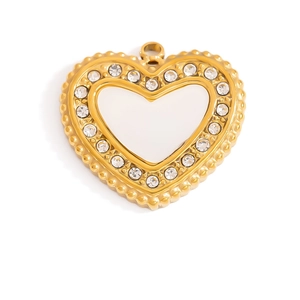 Detalle de un colgante de corazón dorado con incrustación de perla para joyería DIY