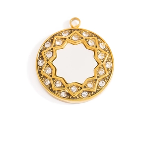 Colgante redondo de acero dorado con incrustaciones de perlas y diseño de estrella de ocho puntas