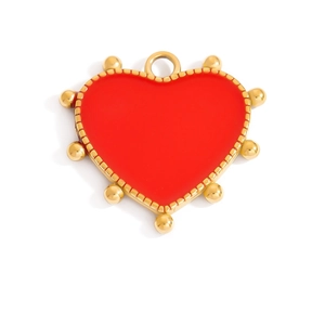 Vista de detalle del colgante de corazón con esmalte rojo y borde de cuentas doradas