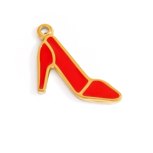 Detalle de un colgante de tacón alto rojo con marco dorado y esmalte para joyería DIY