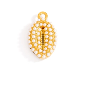 Detalle del colgante ovalado dorado con pequeñas perlas blancas para la creación de joyas