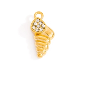 Detalle del colgante de concha en espiral dorada con incrustación de circonitas brillantes