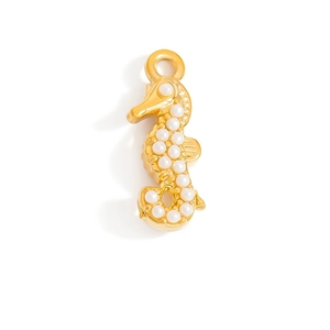 Detalle de un colgante de caballito de mar en oro con incrustación de perlas para joyas