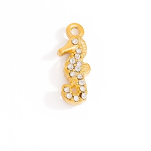 Detalle de colgante de caballito de mar dorado con circonitas sobre fondo blanco