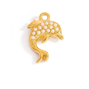 Colgante de delfín dorado con incrustaciones de perlas sobre fondo blanco para joyería