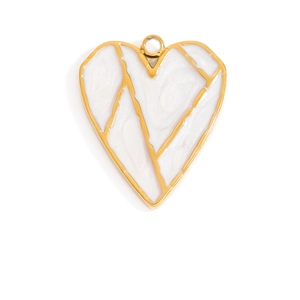 Detalle del colgante de corazón dorado con textura de mármol blanco e incrustación