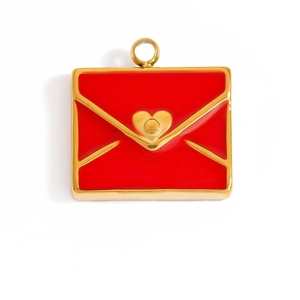 Vista de detalle de un colgante de sobre rojo y dorado con corazón y anilla